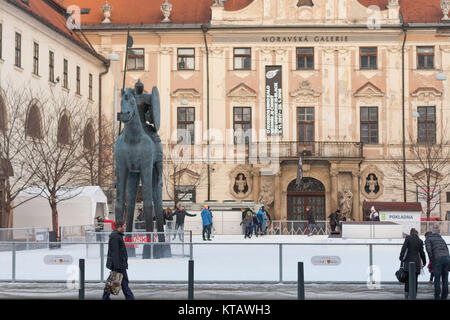 Brünn, Tschechische Republic-December 18,2017: Menschen sind Skaten in Kunsteisbahn auf mährischen Square am 18. Dezember 2017, Brünn, Tschechische Republik Stockfoto