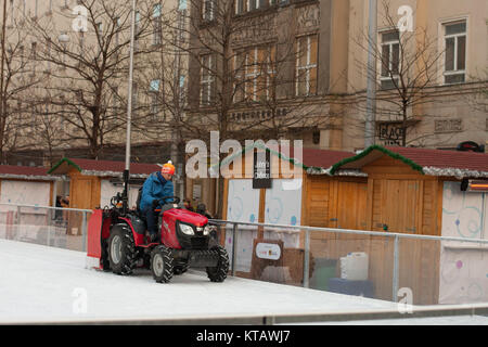 Brünn, Tschechische Republic-December 18,2017: der Mann, der in den Traktor reinigt Kunsteisbahn auf mährischen Square am 18. Dezember 2017, Brünn, Tschechische Republik Stockfoto
