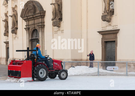 Brünn, Tschechische Republic-December 18,2017: der Mann, der in den Traktor reinigt Kunsteisbahn auf mährischen Square am 18. Dezember 2017, Brünn, Tschechische Republik Stockfoto