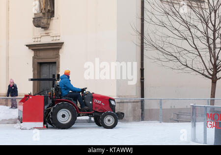 Brünn, Tschechische Republic-December 18,2017: der Mann, der in den Traktor reinigt Kunsteisbahn auf mährischen Square am 18. Dezember 2017, Brünn, Tschechische Republik Stockfoto