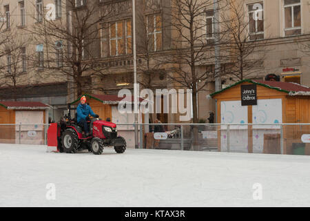 Brünn, Tschechische Republic-December 18,2017: der Mann, der in den Traktor reinigt Kunsteisbahn auf mährischen Square am 18. Dezember 2017, Brünn, Tschechische Republik Stockfoto