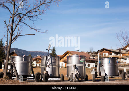 Die Milch wird an der Sammelstelle aufgewühlt Stockfoto