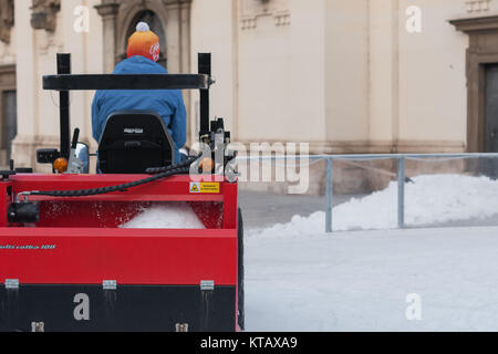 Brünn, Tschechische Republic-December 18,2017: der Mann, der in den Traktor reinigt Kunsteisbahn auf mährischen Square am 18. Dezember 2017, Brünn, Tschechische Republik Stockfoto