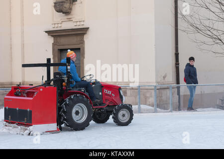 Brünn, Tschechische Republic-December 18,2017: der Mann, der in den Traktor reinigt Kunsteisbahn auf mährischen Square am 18. Dezember 2017, Brünn, Tschechische Republik Stockfoto