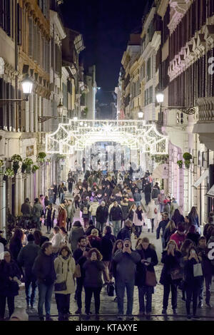 Rom, Italien, 19. Dezember 2017: Masse in der Via Condotti für Weihnachten einkaufen, in der Nähe der Spanischen Treppe. Die Straße ist mit Leuchten und die Chris decked Stockfoto