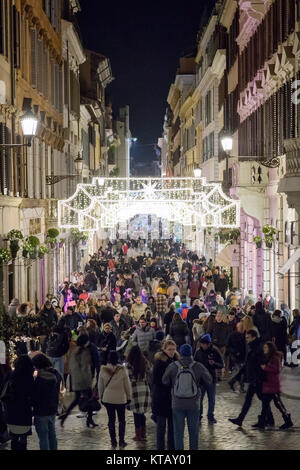 Rom, Italien, 19. Dezember 2017: Masse in der Via Condotti für Weihnachten einkaufen, in der Nähe der Spanischen Treppe. Die Straße ist mit Leuchten und die Chris decked Stockfoto