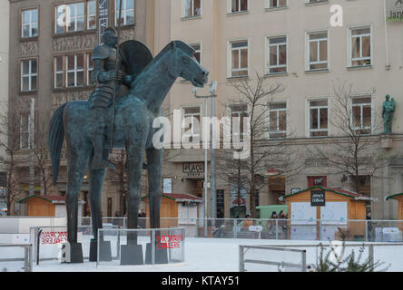 Brünn, Tschechische Republic-December 18,2017: Statue der Ritter auf Pferd Kunsteisbahn auf mährischen Square am 18. Dezember 2017, Brünn, Czec Stockfoto