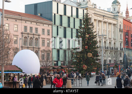 Brünn, Tschechische Republic-December 18,2017: Menschen surfen Marktstände am Weihnachtsmarkt am Platz der Freiheit am 18. Dezember 2017, Brünn, Tschechische Republik Stockfoto