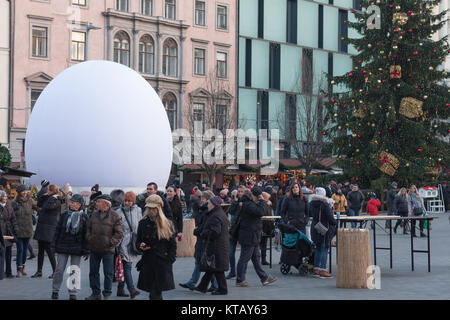 Brünn, Tschechische Republic-December 18,2017: Menschen surfen Marktstände am Weihnachtsmarkt am Platz der Freiheit am 18. Dezember 2017, Brünn, Tschechische Republik Stockfoto