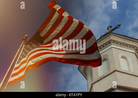 Schön winken Sterne und gestreifte amerikanische Flagge auf den blauen Himmel Stockfoto