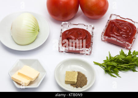 Ravioli-Zubereitung: Zutaten zu Ravioli Tomatensauce vorbereiten Stockfoto