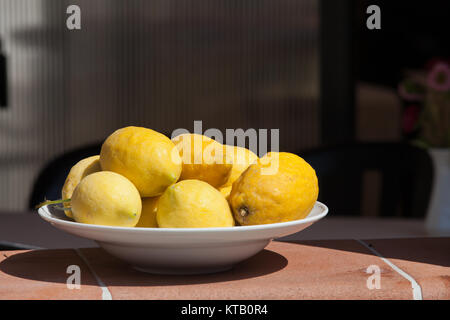 Eine Platte der Reife Zitronen Stockfoto