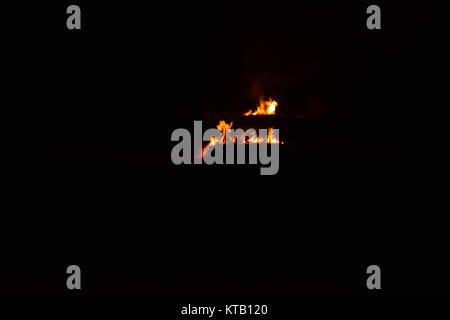 Verbrennung von Stroh von Reis in der Nacht. Stockfoto