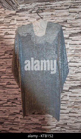 Die Kette des Ritters Rüstung hängt auf einem Kleiderbügel Stockfoto