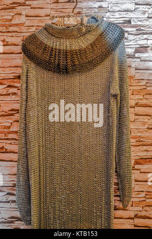 Die Kette des Ritters Rüstung hängt auf einem Kleiderbügel Stockfoto