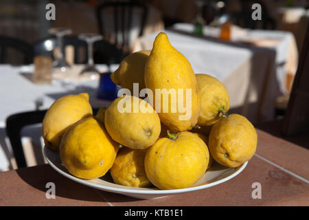 Eine Platte der Reife Zitronen Stockfoto