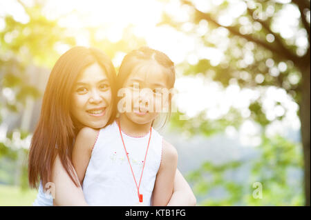 Asiatische Mama und Tochter portrait. Stockfoto