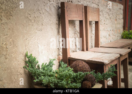 Vintage Stühle aus Holz im Garten. Stockfoto