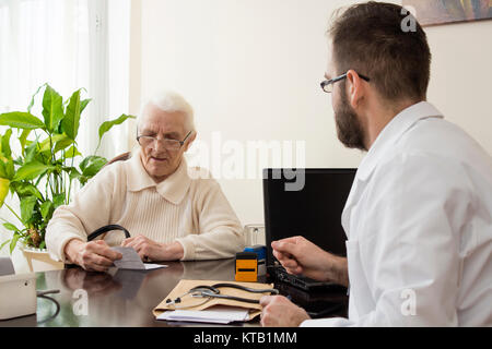 Geriatrician Arzt mit einem Patienten in seinem Büro.Alte Frau beim Arzt geriatrician. Stockfoto