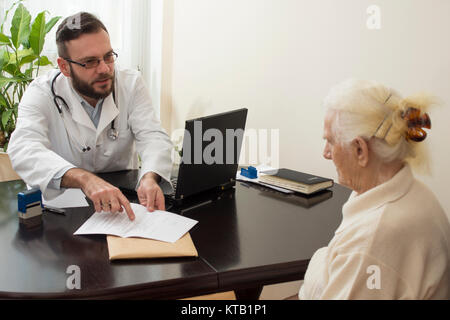 Alte Frau beim Arzt. Geriatriker. Doktorarzt. Arzt mit einem Patienten in seinem Büro. Stockfoto
