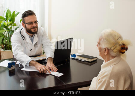 Geriatrischer Arzt mit einem Patienten in seinem Büro. Alte Frau beim Arzt geriatrischer Arzt. Stockfoto