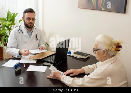Geriatrician Arzt mit einem Patienten in seinem Büro.Alte Frau beim Arzt geriatrician. Stockfoto