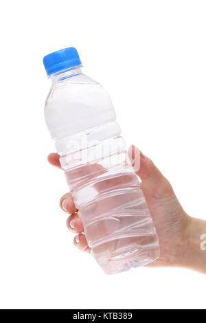 Hand, die eine Flasche Wasser auf weißem Hintergrund Stockfoto