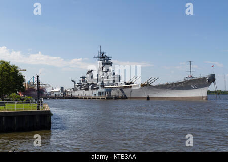 Das Schlachtschiff New Jersey, günstig auf dem Delaware River, Camden, NJ, USA. USS New Jersey (BB-62) ist ein Iowa - Klasse Schlachtschiff. Stockfoto