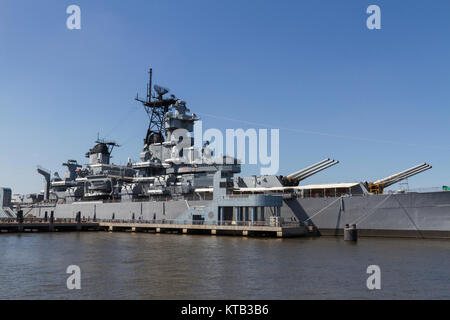 Das Schlachtschiff New Jersey, günstig auf dem Delaware River, Camden, NJ, USA. USS New Jersey (BB-62) ist ein Iowa - Klasse Schlachtschiff. Stockfoto