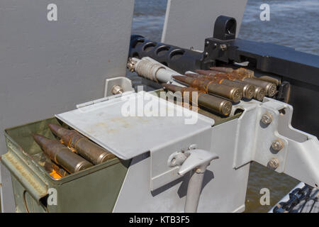 Bullet Feeder auf eine M2 Browning Gürtel - FBI-Maschinengewehr auf der USS New Jersey Iowa Klasse Schlachtschiff, Delaware River, New Jersey, United States. Stockfoto