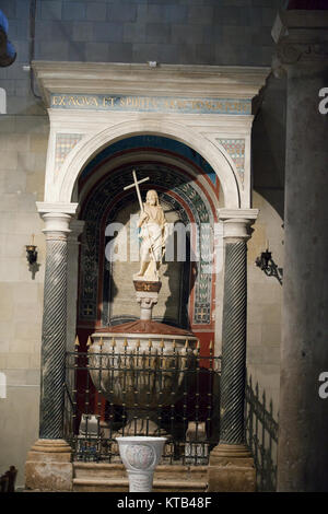 Chiusi - Die romanische Kathedrale von San Secondiano, rund 560 AD über eine bereits bestehende Basilika errichtet, und im 13. C. renoviert Es hat ein Hauptschiff und Stockfoto