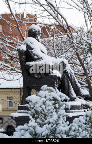 Schnee bedeckt die Charles Darwin Statue außerhalb Shrewsbury, Shropshire, England, Großbritannien Stockfoto