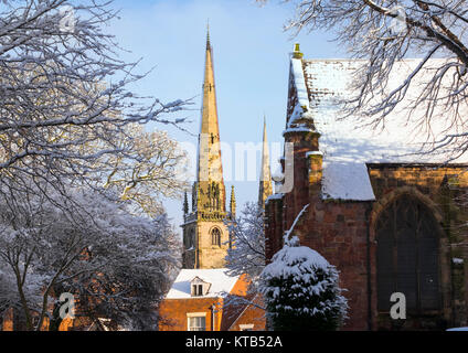 Die Türme der St. Mary's Kirche und St Alkmund's aus dem Kirchhof der alten St Chad's, Shrewsbury, Shropshire, England gesehen. Stockfoto