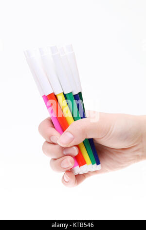 Hand, die bunten Stifte auf weißem Hintergrund Stockfoto