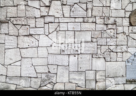 Klagemauer bei remuh Friedhof gebaut mit Fragmenten der jüdischen Grabsteine in Krakau, Polen. Stockfoto