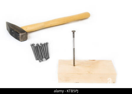 Hammer, Nägel und das Holz auf weißem Hintergrund. Stockfoto