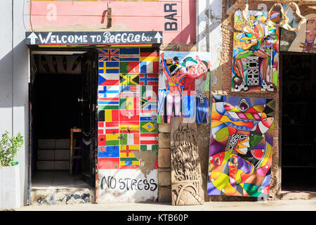 Von außen ein Reggae Pub und Disco Club in einer Seitenstraße in Salina Santa Maria, Sal, Kap Verde, Afrika Stockfoto