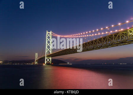 Akashi Kaikyo Brücke am Abend Stockfoto