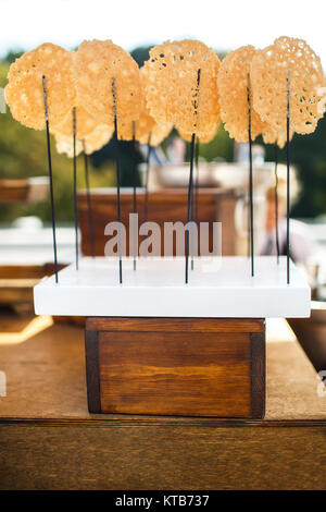 Käse Chips auf einem Stick auf einer Holzkiste. Stockfoto