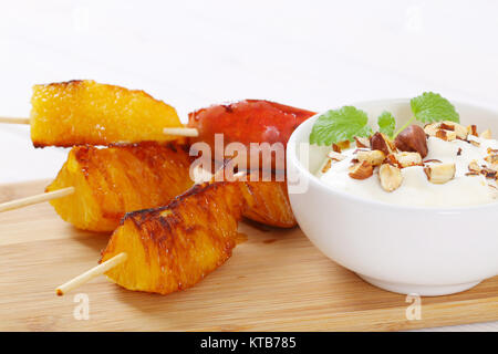 Birne und Orange Spieße mit Joghurt dip Stockfoto