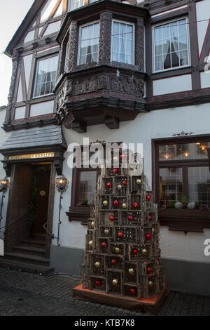 Ein Weihnachtsbaum aus Weinkisten und Christbaumkugeln steht auf dem Weihnachtsmarkt. Die 24 RŸdesheim Weihnachtsmarkt der Nationen in RŸdesheim Stockfoto