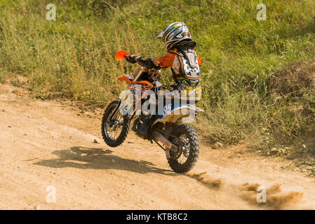 Lemberg, Ukraine - 11 Septemberl 2016: Die dritte Stufe der Ukrainischen Meisterschaft im Cross-country Radfahren. Unbekannte Racer überwinden eine Spur. Stockfoto