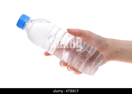 Hand, die Flasche Wasser isoliert auf weißem Hintergrund Stockfoto