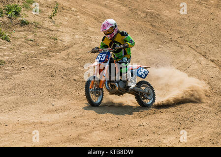 Lemberg, Ukraine - 11 Septemberl 2016: Die dritte Stufe der Ukrainischen Meisterschaft im Cross-country Radfahren. Unbekannte Racer überwinden eine Spur. Stockfoto