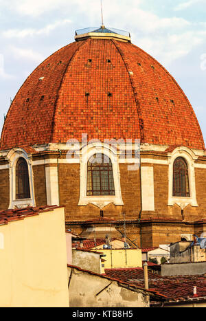 basilica di san lorenzo (die Pfarrkirche der medici) ist eine der größten Kirchen in florenz und befindet sich im Zentrum des Marktgebiets Stockfoto