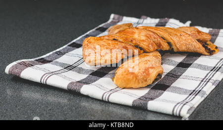 Schokolade Wendungen auf einem schwarzen und weißen Serviette Stockfoto