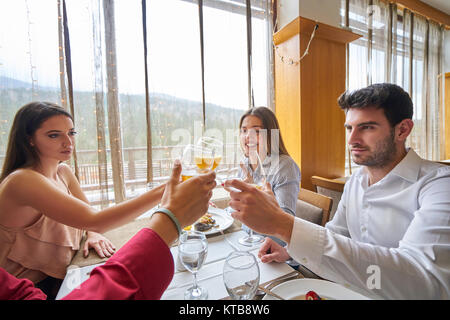 Klirren Gläser Champagner in der Hand auf helle Lichter Hintergrund Stockfoto