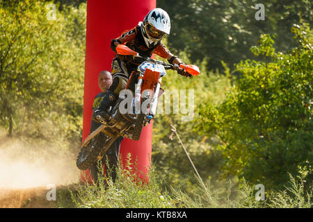 Lemberg, Ukraine - 11 Septemberl 2016: Die dritte Stufe der Ukrainischen Meisterschaft im Cross-country Radfahren. Unbekannte Racer überwinden eine Spur. Stockfoto