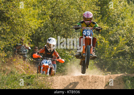 Lemberg, Ukraine - 11 Septemberl 2016: Die dritte Stufe der Ukrainischen Meisterschaft im Cross-country Radfahren. Unbekannte Racers überwinden eine Spur. Stockfoto