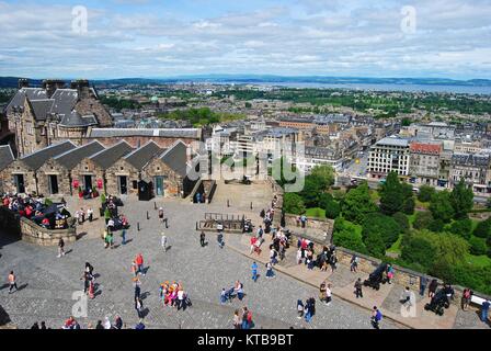 Mühlen Berg Batterien und einem OClock Gewehr auf das Edinburgh Castle. Stockfoto